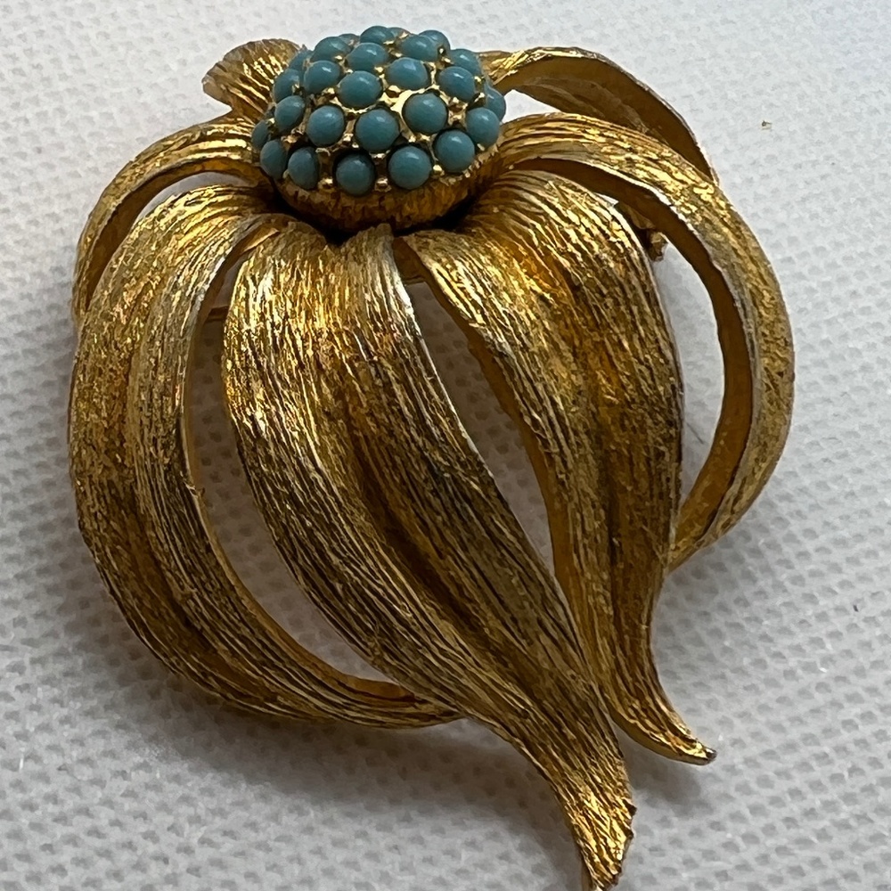 Rare find! VINTAGE HATTIE CARNEGIE Floral Turquoise Bead brushed Brooch